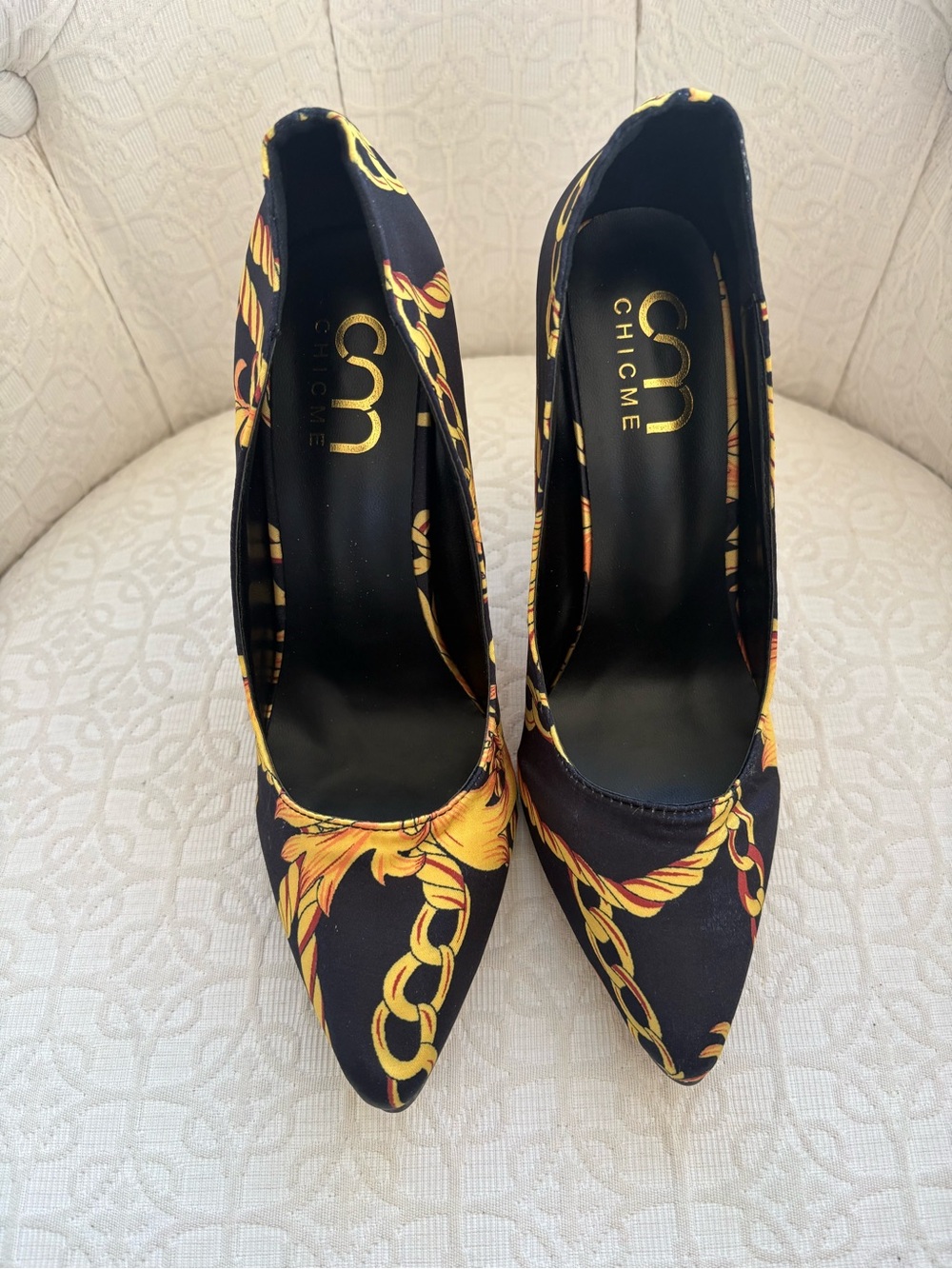 chic Black Pumps with Gold Chain-Print